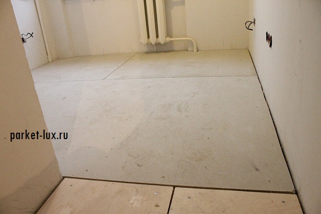Технология укладки регулируемых лаг на бетонный пол в квартире. Фото №6.