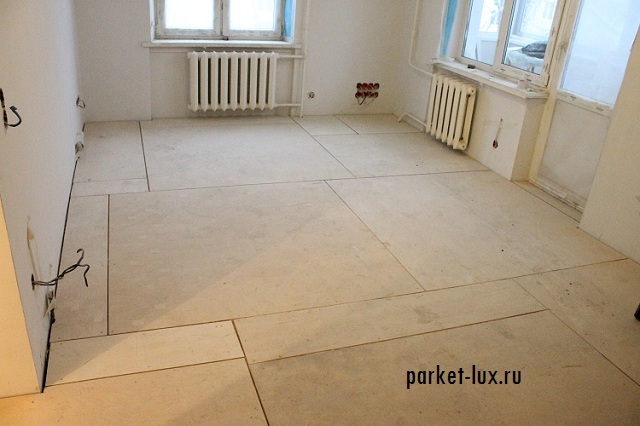 Технология укладки регулируемых лаг на бетонный пол в квартире. Фото №5.