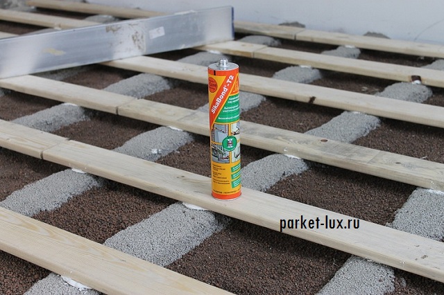 Технология укладки регулируемых лаг на бетонный пол в квартире. Фото №2