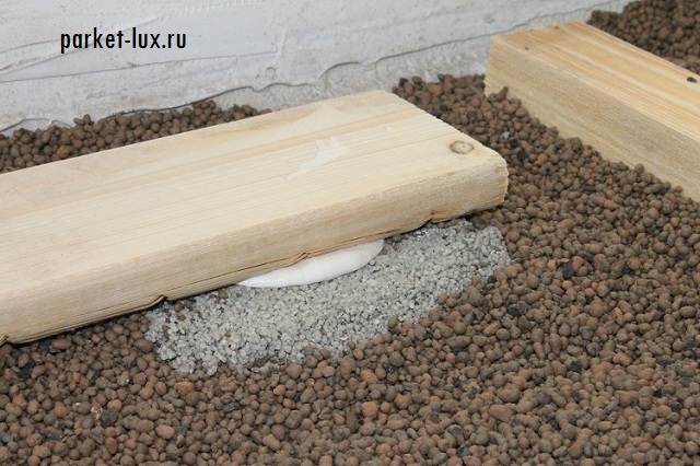 Технология укладки регулируемых лаг на бетонный пол в квартире. Фото №1