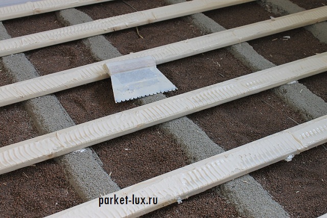 Технология укладки регулируемых лаг на бетонный пол в квартире. Фото №3.