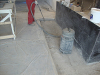Первым делом бетонное основание пылесосится и удаляются все не закрепленные фрагменты.

