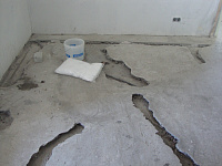 Допущено много ошибок. Перед укладкой связанной стяжки бетонные плиты не чистили, не пылесосили и не грунтовали. Поэтому стяжка отслаивается, есть подвижные части.
